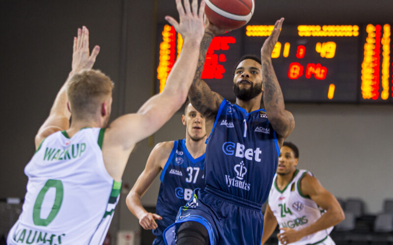 M. Wrightas palieka Prienus