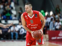 M. Kalnietis su kamuoliu