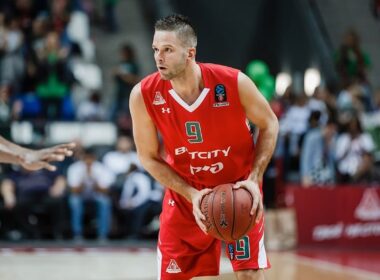 M. Kalnietis su kamuoliu