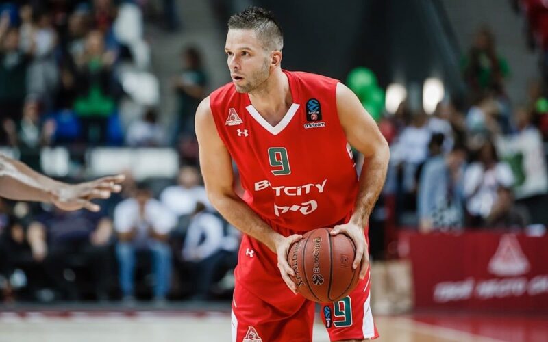 M. Kalnietis su kamuoliu