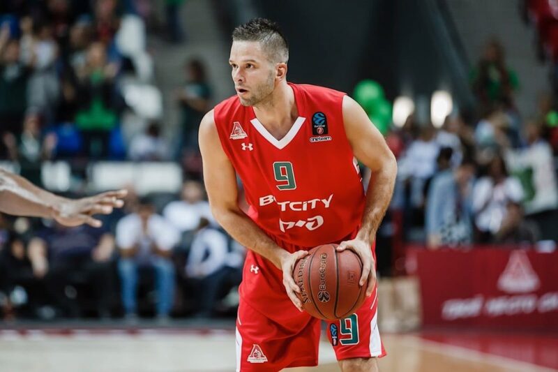 M. Kalnietis su kamuoliu