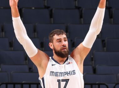 valančiono ekipa prispausta prie sienos