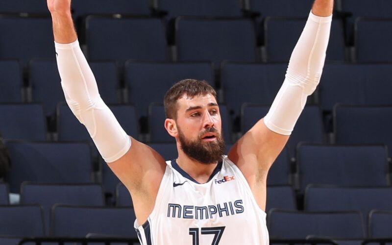 valančiono ekipa prispausta prie sienos