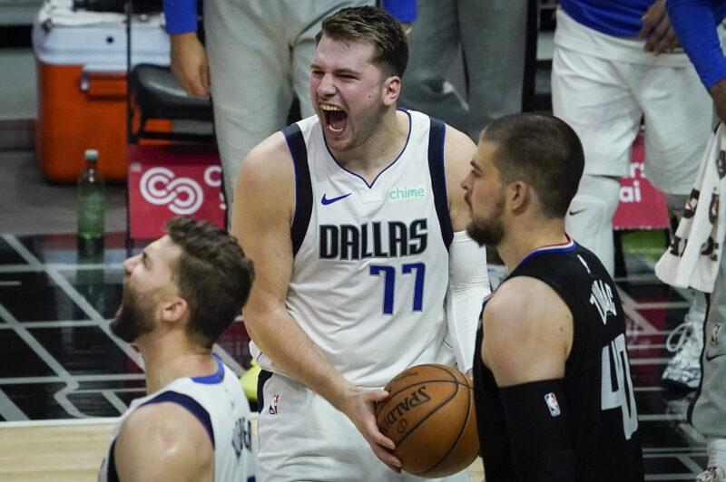 Dalaso "Mavericks" krito prieš Los Andželo "Clippers"