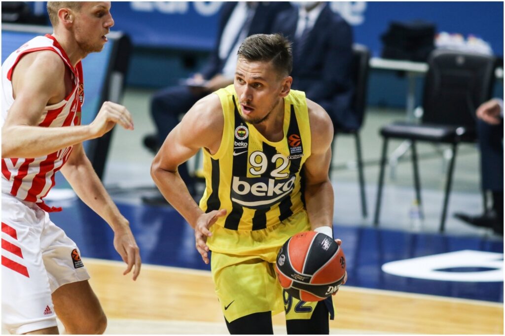 Ulanovas domina „Real"