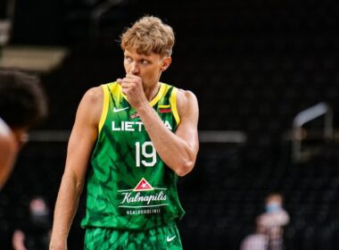 M.Kuzminskas savo karjerą tęs "Zenit" klube