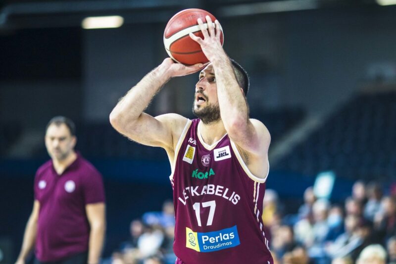 G. Orelikas atakuoja krepšį