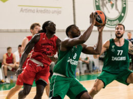 E. Mudiay atakuoja krepšį