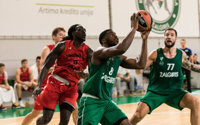 E. Mudiay atakuoja krepšį