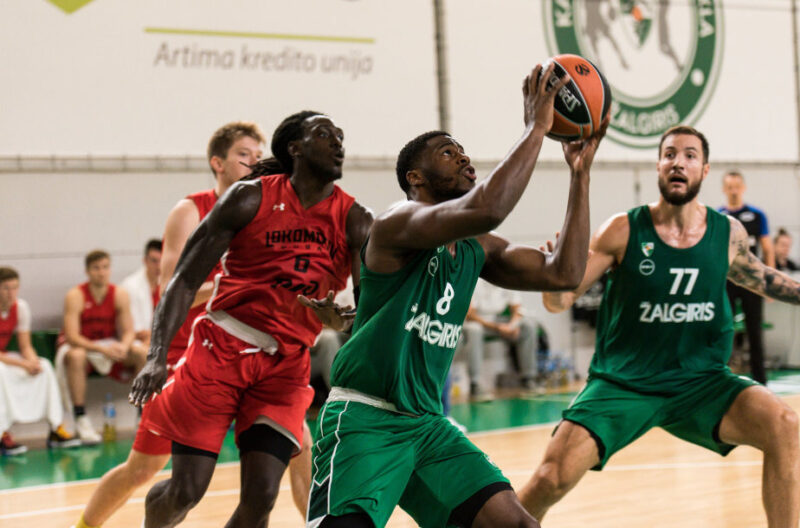 E. Mudiay atakuoja krepšį