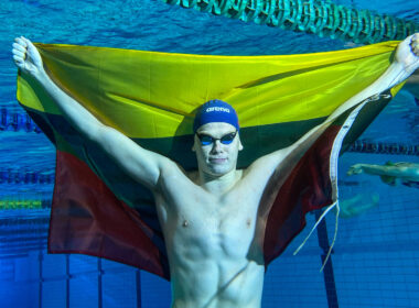 Danas Rapšys su Lietuvos trispalve