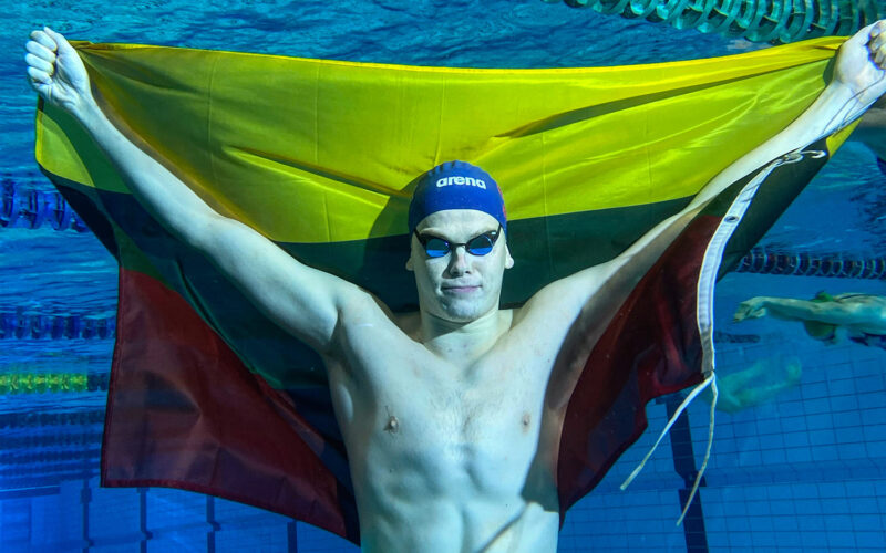 Danas Rapšys su Lietuvos trispalve