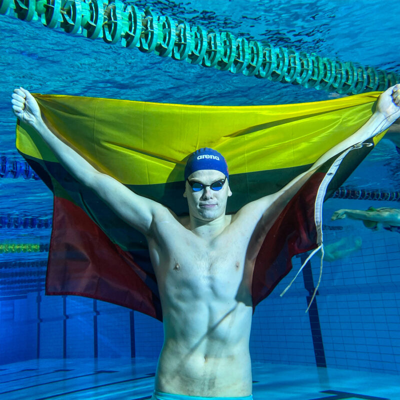 Danas Rapšys su Lietuvos trispalve