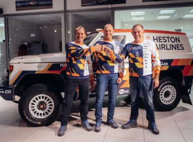 Lenktynininkai prie senutėlės „Toyota"