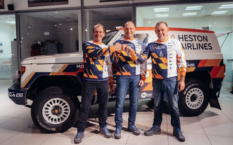 Lenktynininkai prie senutėlės „Toyota"