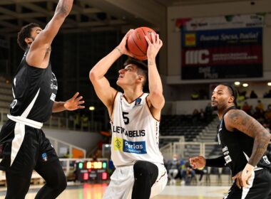 Panos Kalaitzakis atakuoja krepšį