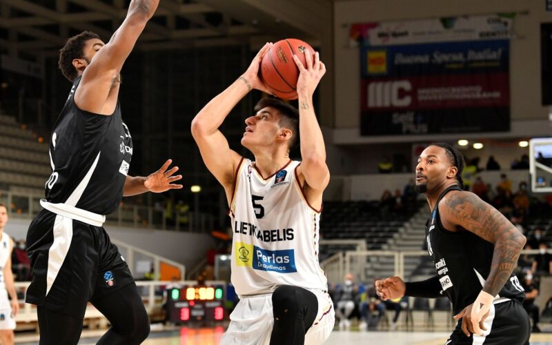 Panos Kalaitzakis atakuoja krepšį