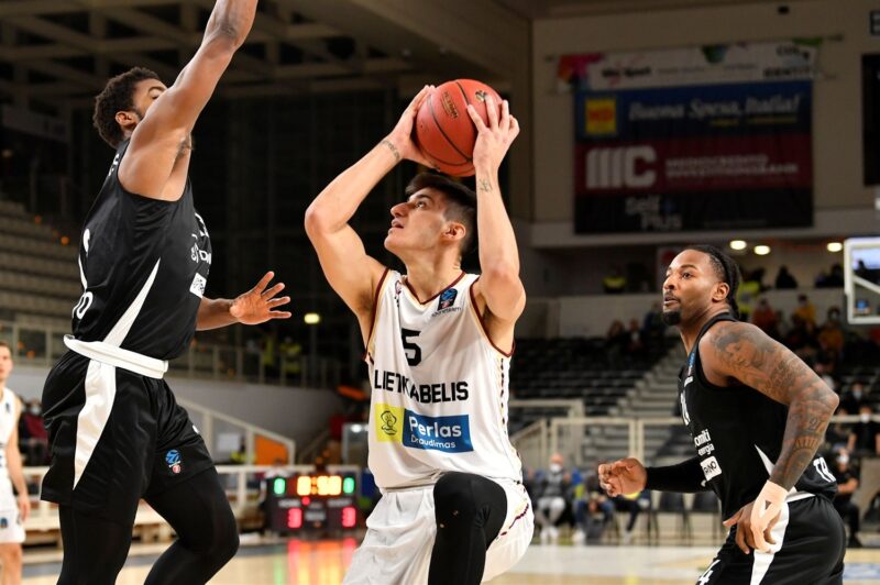 Panos Kalaitzakis atakuoja krepšį