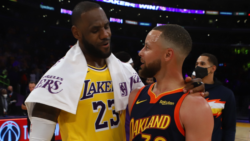 S. Curry ir L. James