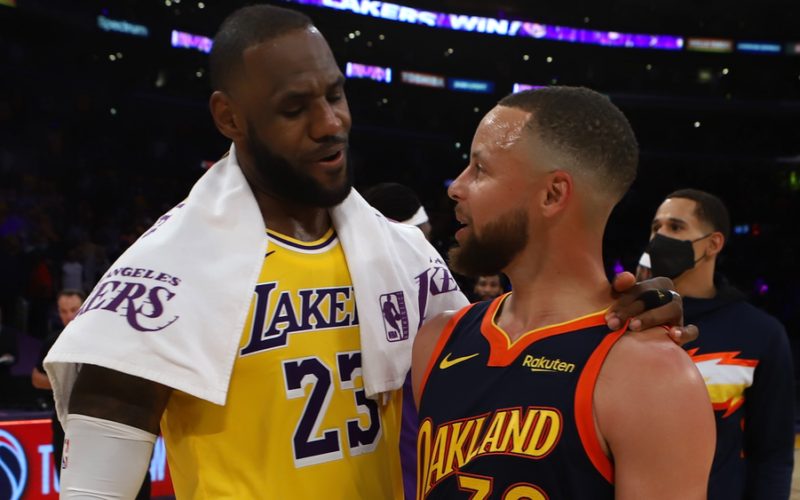 S. Curry ir L. James