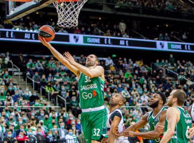 J. Strelnieks užbaiginėja ataką iš po krepšio