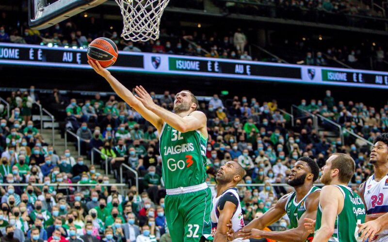 J. Strelnieks užbaiginėja ataką iš po krepšio