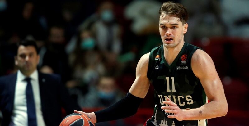 M. Hezonja su kamuoliu