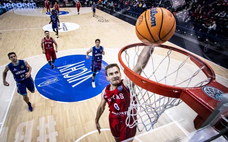 Rezultatyvus V. Kariniausko išpuolis